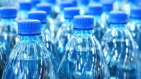 emfialomeno-nero-plastika-mpoukalia