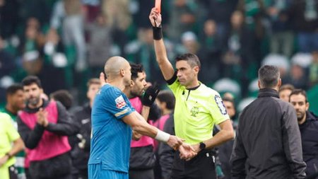 lisbon-portugal-pepe-of-fc-porto-gets-a-red-card-during-the-liga-portugal-match-between[1]