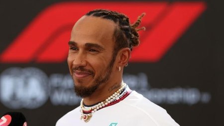 w23-181248LewisHamiltonpressconferenceatYasMarinaCircuitinAbuDhabi[1]