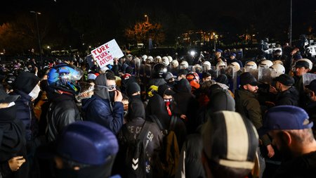 2025-03-25T215940Z_1787069831_RC2LKDALRX1V_RTRMADP_5_TURKEY-OPPOSITION-MAYOR-PROTEST