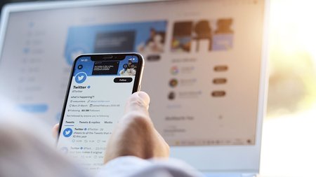 220120160222-01-twitter-phone-2021-stock