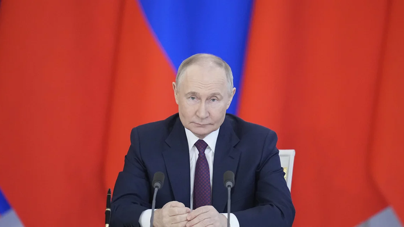 putin-me-fonto-rossikes-simaies.jpg