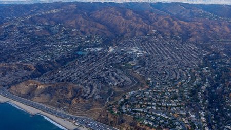 2025-01-30T194556Z_1560753418_RC2CFCAL229I_RTRMADP_5_CALIFORNIA-WILDFIRES-DESIGN-1200x800