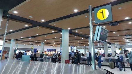 Larnaca_airport_bags-960x600