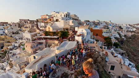 santorini_tourists