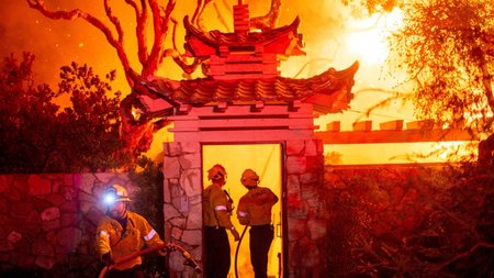 2025-01-09T041021Z_1099010655_RC2U5CA2EFGM_RTRMADP_5_CALIFORNIA-WILDFIRES-1