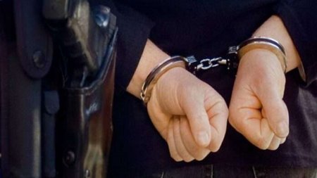 Χειροπέδες-1-1-696x542