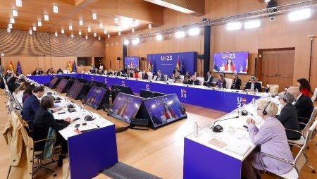 F_seSJFWMAEpLrC-450x300