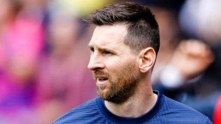 lionel_messi_walking_2304_g_1050[1]