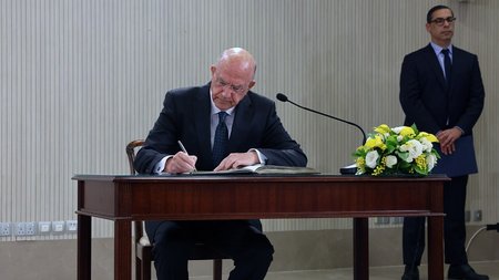 ΜΑΚΗΣ ΚΕΡΑΥΝΟΣ ΥΠΟΓΡΑΦΕΙ