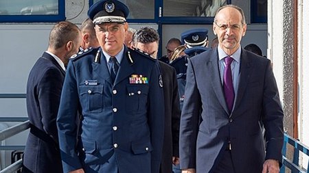 χαρτσιωτης