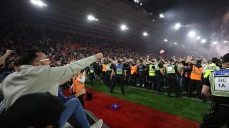2024-southampton-fans-pitch-ge_012801[1]