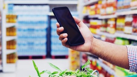 b_e_kalathi_shopper_with_phone