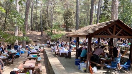 ekdromikoi-xoroi-leukosia-psisimo-souvla-karvouna-696x3651-1