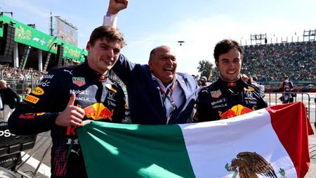 Max-Verstappen-Sergio-Perez-and-his-dad-with-Mexican-flag-planetF1[1]