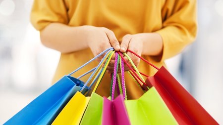 woman-holding-shopping-bags